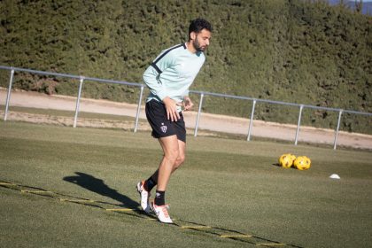 Iván Martos, en una entrenamiento con la SD Huesca