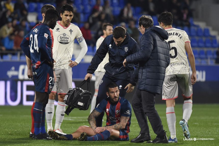 Óscar Sielva cayó lesionado en el partido del Huesca - Racing de Ferrol