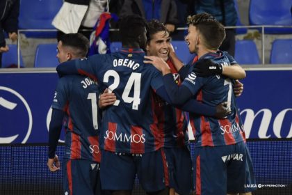 Javi Martínez felicitado por sus compañeros tras adelantar con su gol al Huesca ante el Racing de Ferrol. Foto: LaLiga