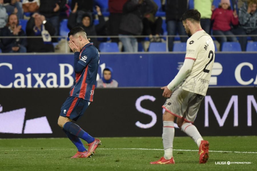 Joaquín se lamenta de una ocasión en el Huesca Racing de Ferrol. Foto: LaLiga