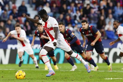 Obeng golpea el balón desde el punto de penalti y que sirvió para poner el 2-1 del Huesca contra el Levante. Foto: LaLiga