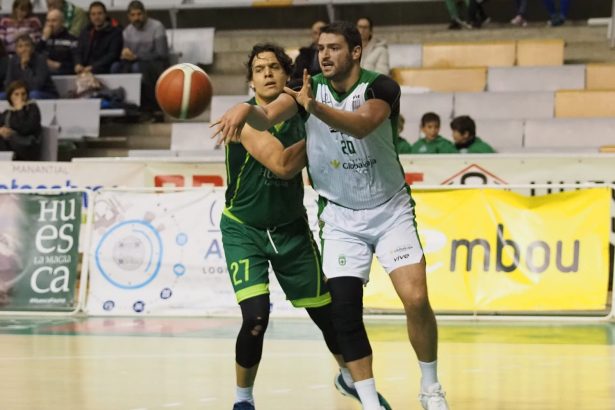 Iglesias, emparejado con del Águila, uno de los jugadores referencia de La Roda. Foto: C.Pascual