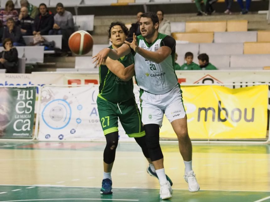 Iglesias, emparejado con del Águila, uno de los jugadores referencia de La Roda. Foto: C.Pascual