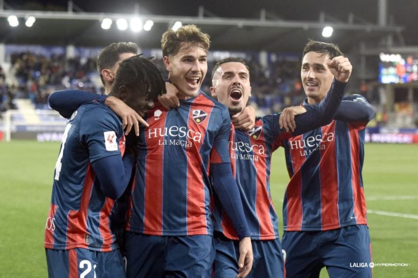 Hugo Vallejo entre Obeng y Joaquín celebra el gol que marcó contra el Cartagena en El Alcoraz. Foto: LaLiga