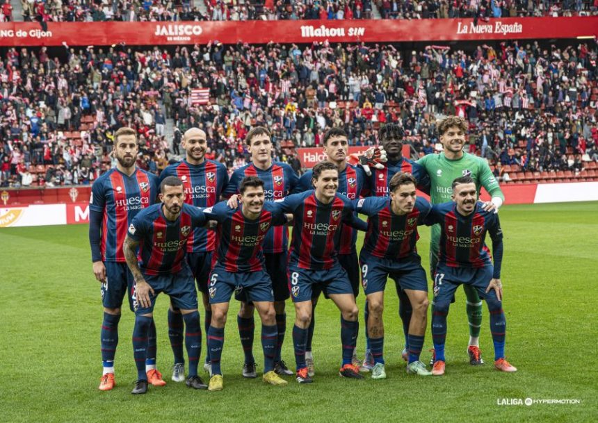 Once del Huesca que propuso de inicio Hidalgo contra el Sporting en El Molinón. Foto: LaLiga