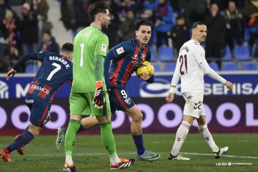 Vallejo con el balón tras el segundo gol del Huesca contra el Eibar. Foto: LaLiga