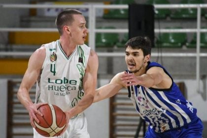 Stümer, con el balón, busca línea de pase en el Ponferrada-Peñas