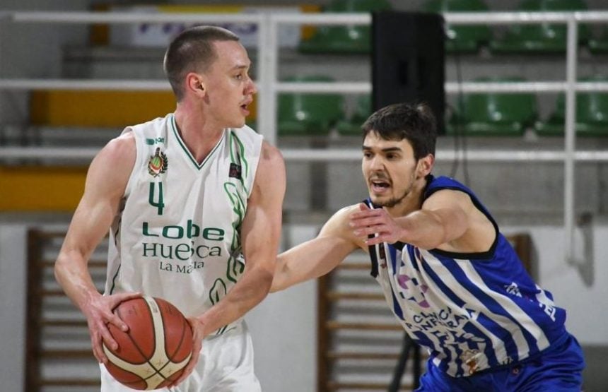 Stümer, con el balón, busca línea de pase en el Ponferrada-Peñas