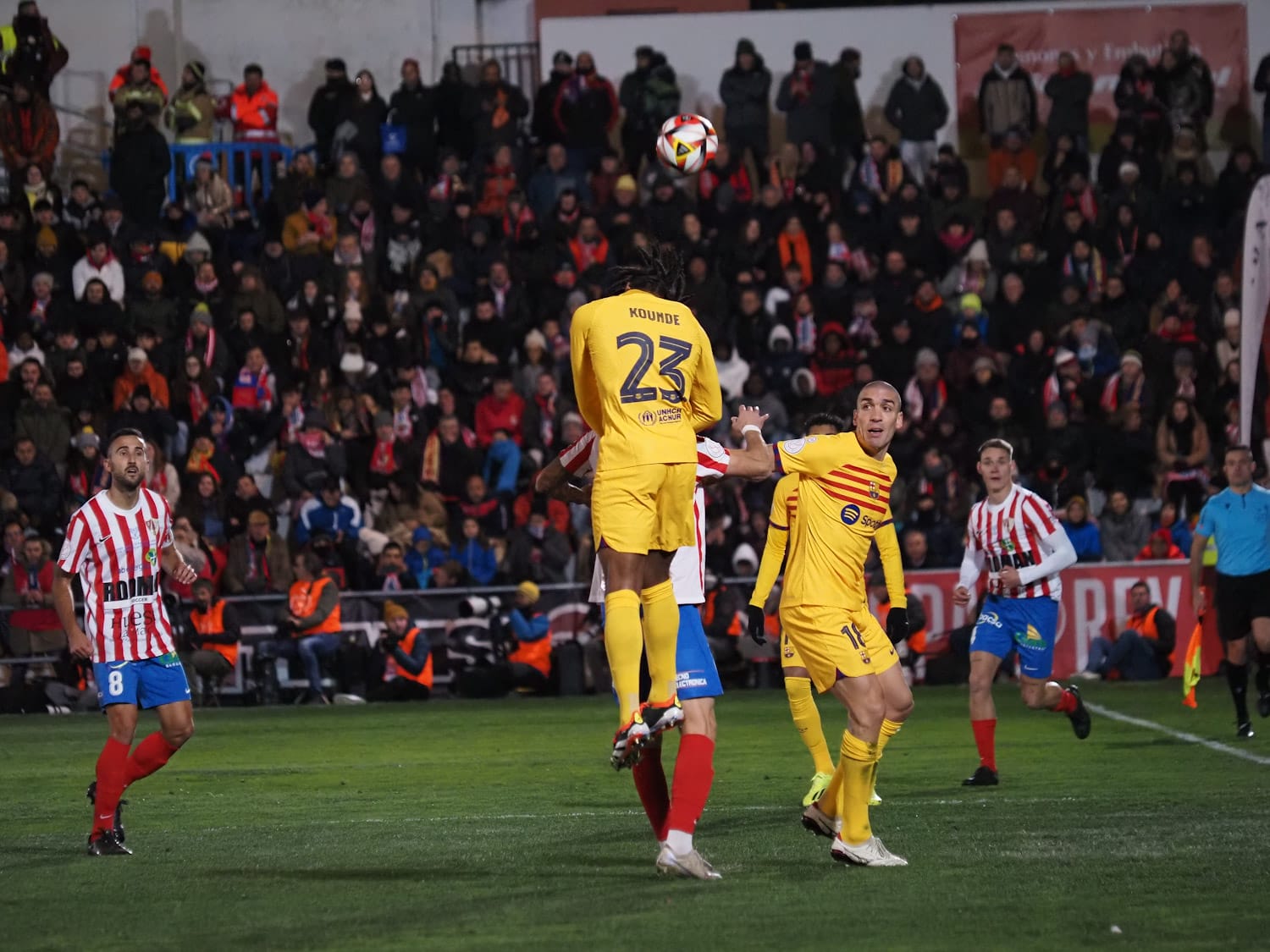 Kounde disputa el balón en el Barbastro - Barça. Foto: La Liga.