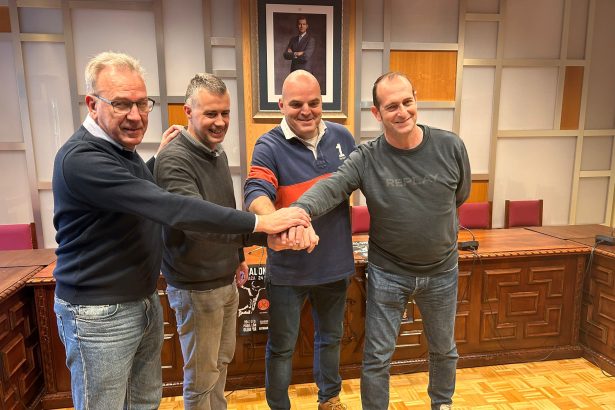 El alcalde de Jaca, segundo por la izquierda, con responsables del balonmano de Jaca y Huesca. Foto: Cedida