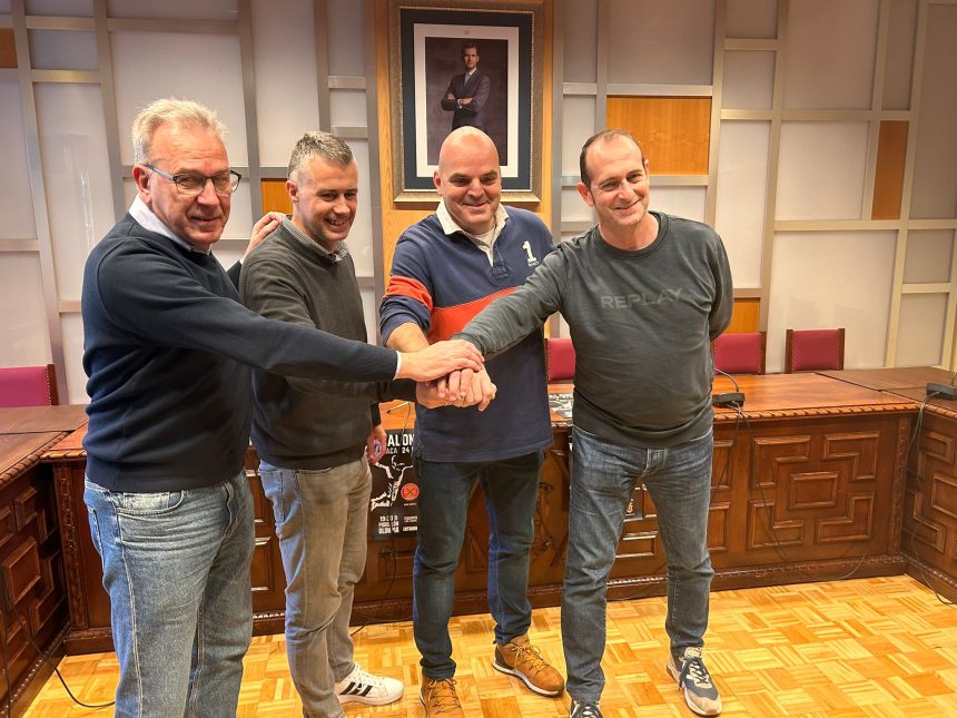 El alcalde de Jaca, segundo por la izquierda, con responsables del balonmano de Jaca y Huesca. Foto: Cedida