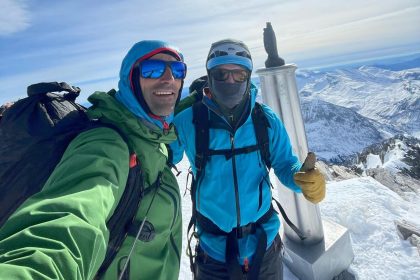 Jonatan García y Héctor Climent en la cima del Aneto tras abrir 'El diamante del gigante'. Foto: J. G.