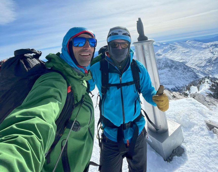 Jonatan García y Héctor Climent en la cima del Aneto tras abrir 'El diamante del gigante'. Foto: J. G.