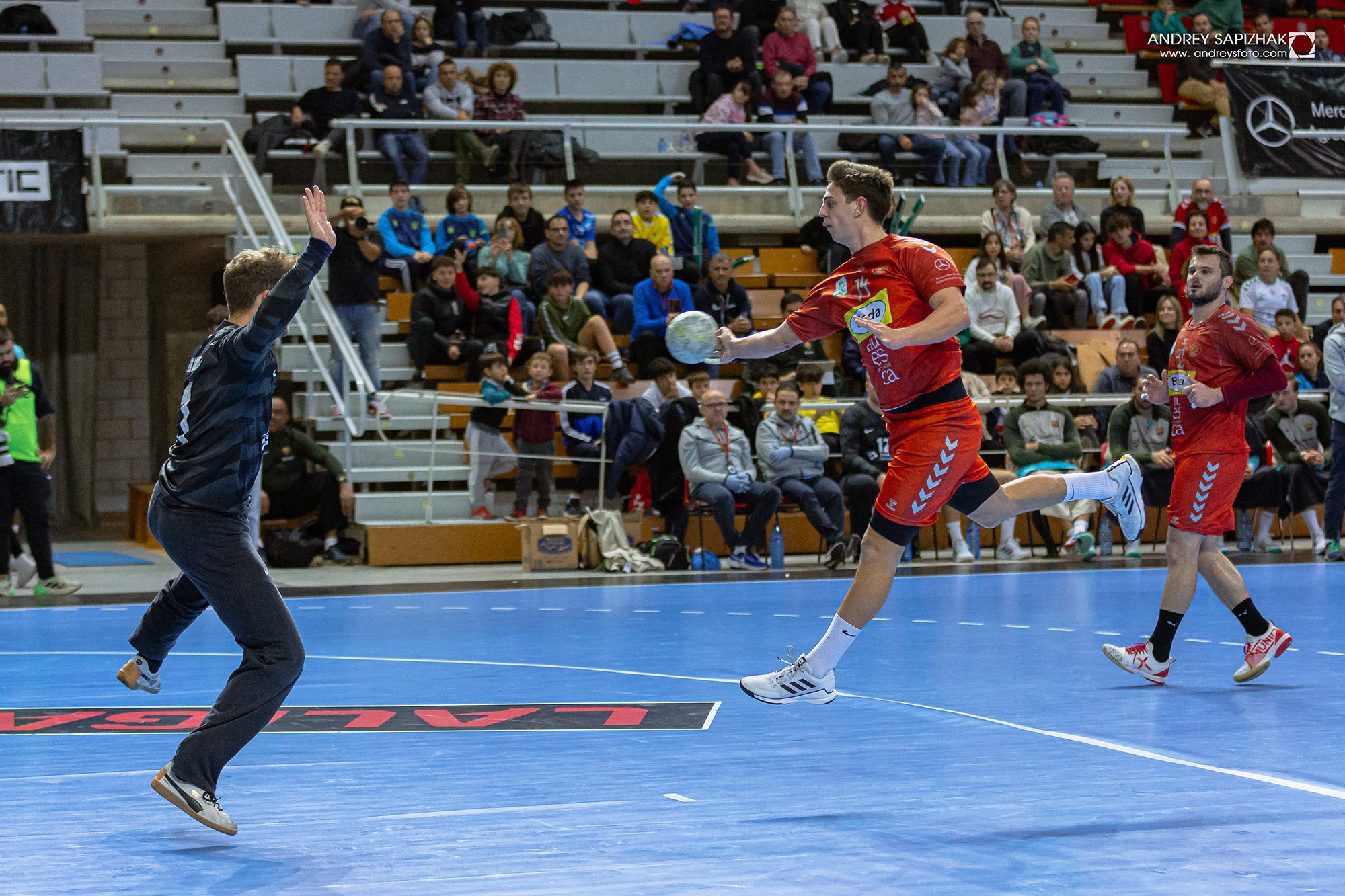 Ian Moya finaliza una contra en el partido contra el Barça en el Palacio de los Deportes. Foto: Andrey Sapizhak