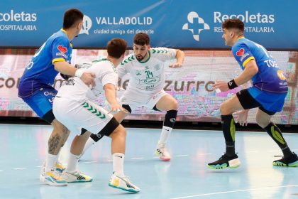 Malo busca la redonda con Ian Moya abriendo hueco entre la defensa de Valladolid. Foto: César Miguela