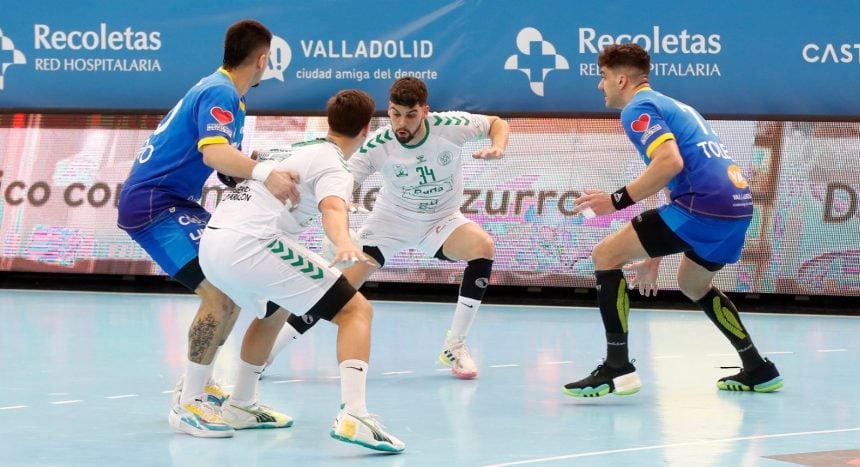 Malo busca la redonda con Ian Moya abriendo hueco entre la defensa de Valladolid. Foto: César Miguela