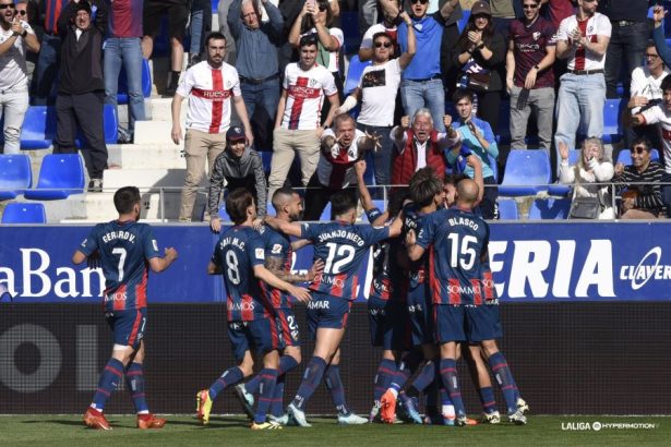 Los jugadores del Huesca celebran el gol de Pulido en la primera parte que adelantó al Huesca contra el Burgos. Foto: LaLiga