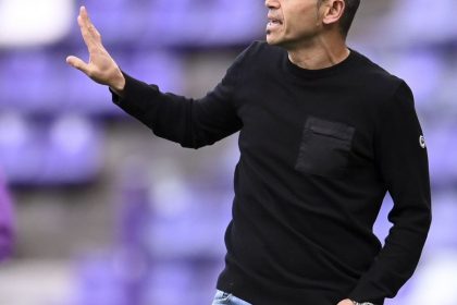 Hidalgo imparte órdenes a los jugadores del Huesca en el partido contra el Valladolid. Foto: LaLiga