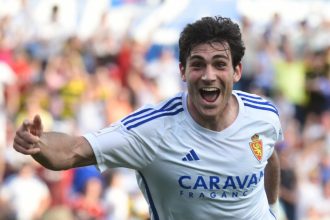 Iván Azón le da el empate y la vida al Real Zaragoza