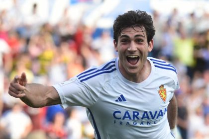 Iván Azón le da el empate y la vida al Real Zaragoza