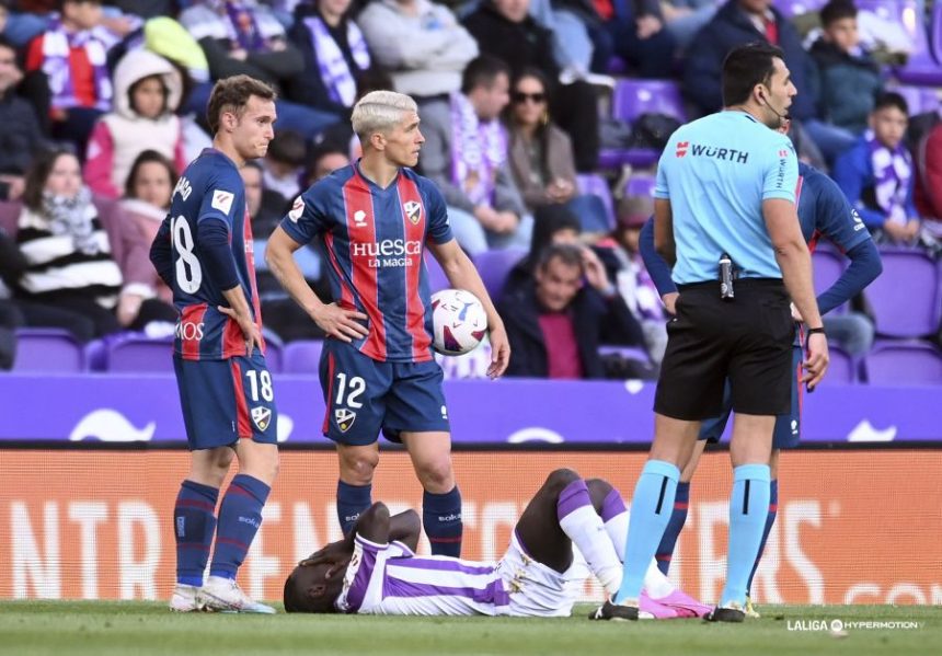 Nieto y Tresaco, con caras de circunstancia, en el Valladolid SD Huesca. Foto: LaLiga