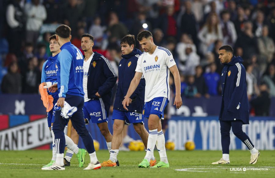 Sinan-Bakis-se-retira-del-Ciutat-de-Valencia-cabizbajo-Foto-LALIGA-Hypermotion