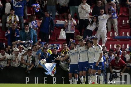 Samed Bazdar celebrando el gol del empate junto a sus compañeros | FOTO LaLiga