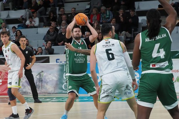 Malo busca línea de pase en el partido entre el Peñas y el Albacete. Foto: C.Pascual