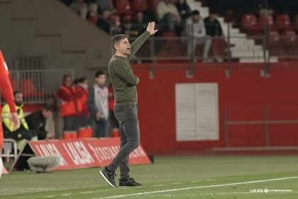 Hidalgo da órdenes desde la banda en el Almería Huesca. Foto: LaLiga