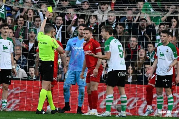 Imagen del duelo entre el Real Zaragoza y el Racing en El Sardinero, marcada por la expulsión de Calero | FOTO LaLiga