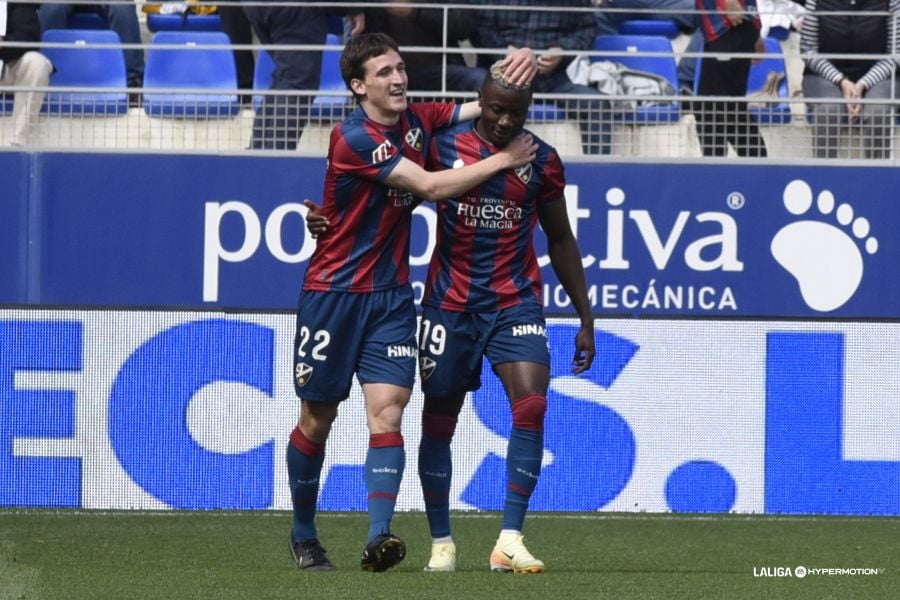 Soko y Kortajarena, protagonistas del gol del Huesca contra el Racing a los cinco minutos de comenzar el encuentro