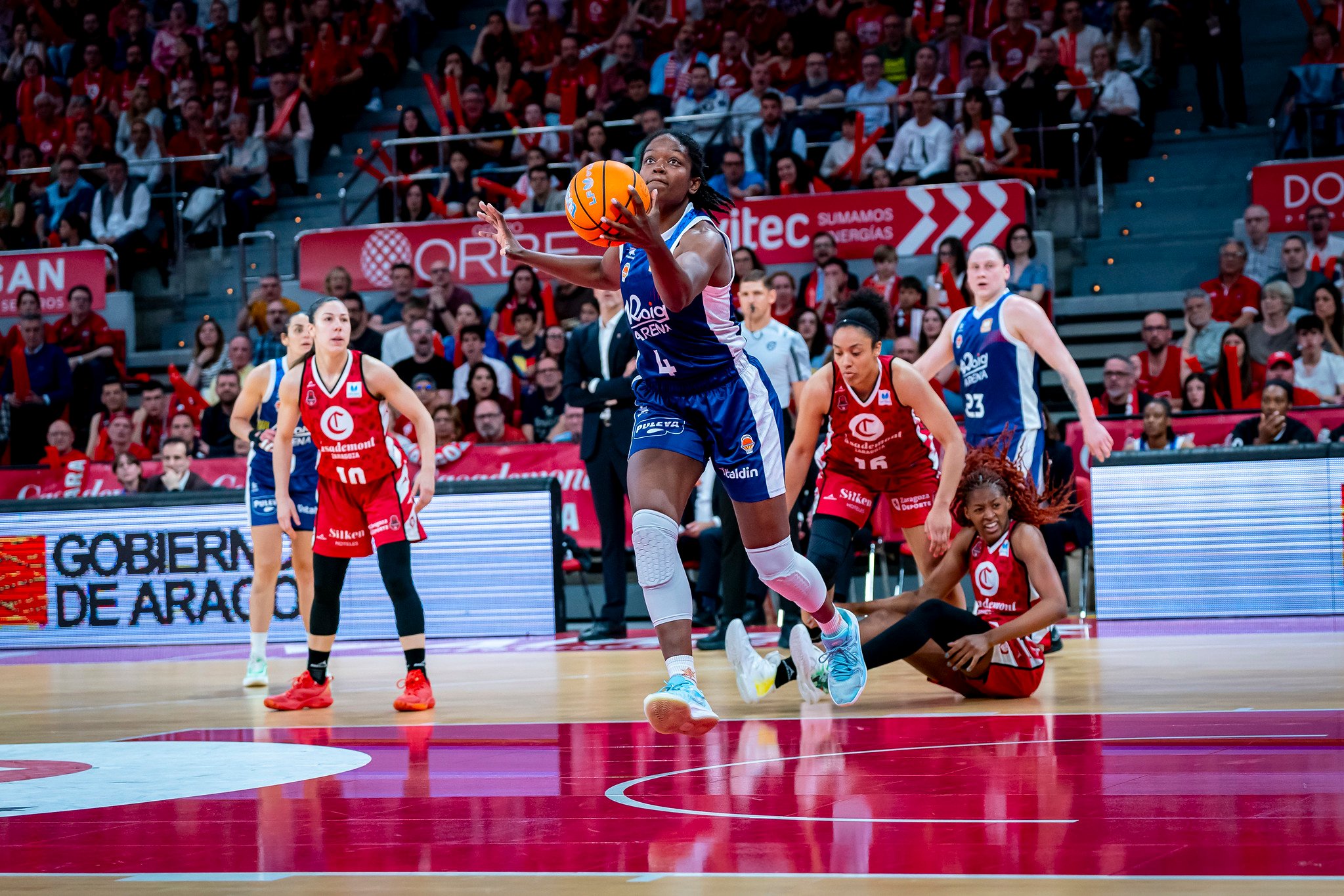Nadia Fingall recoge un rebote en el duelo ante Casademont. Fotografía: FEB.