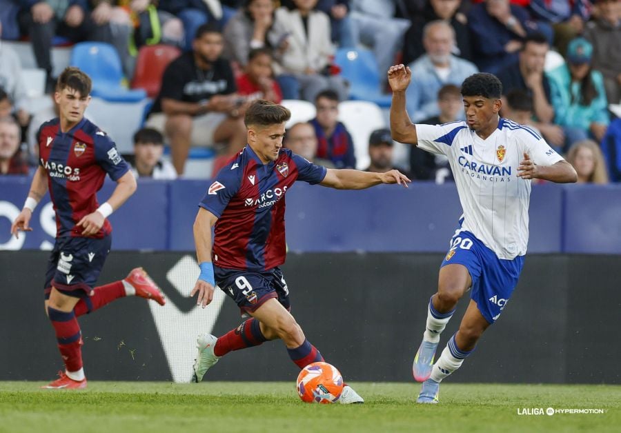 Adu Ares disputa el balón con Iván Romero (Foto LALIGA)