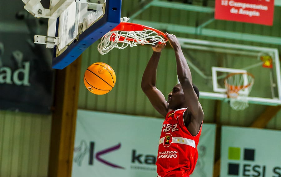 CBZ Shakir Ndiaye machaca el aro rival en un partido del CBZ Esta temporada (1)