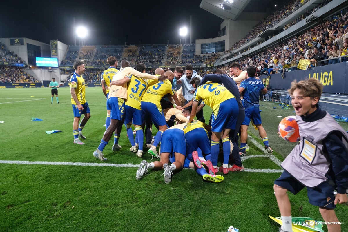 El Cádiz celebra la remontada sobre el Almería
