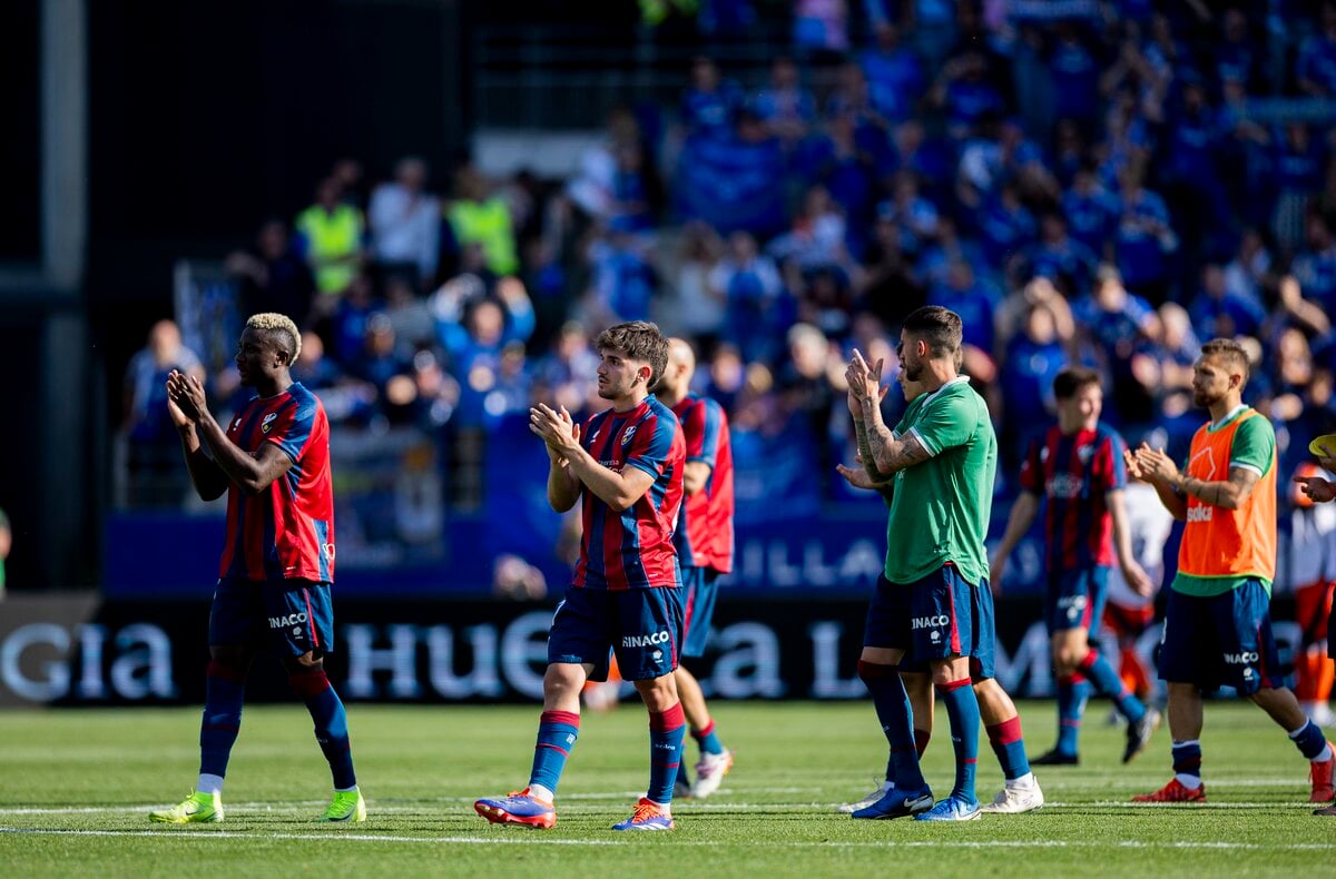 La plantilla del Huesca tras un partido