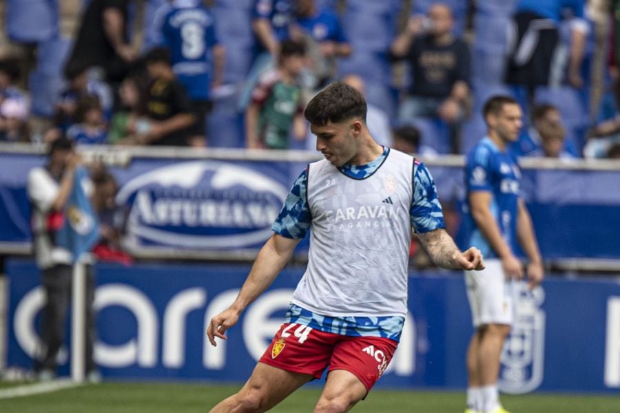 Lluís López, en el calentamiento del Real Oviedo-Real Zaragoza (Foto LALIGA)