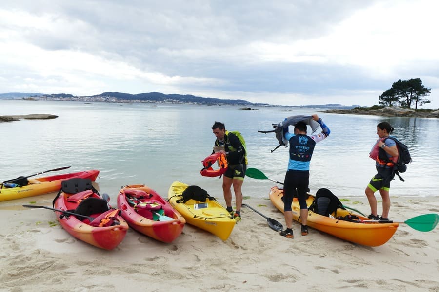 Preparándose para la larga travesía de kayak por la Ría de Arousa (1)