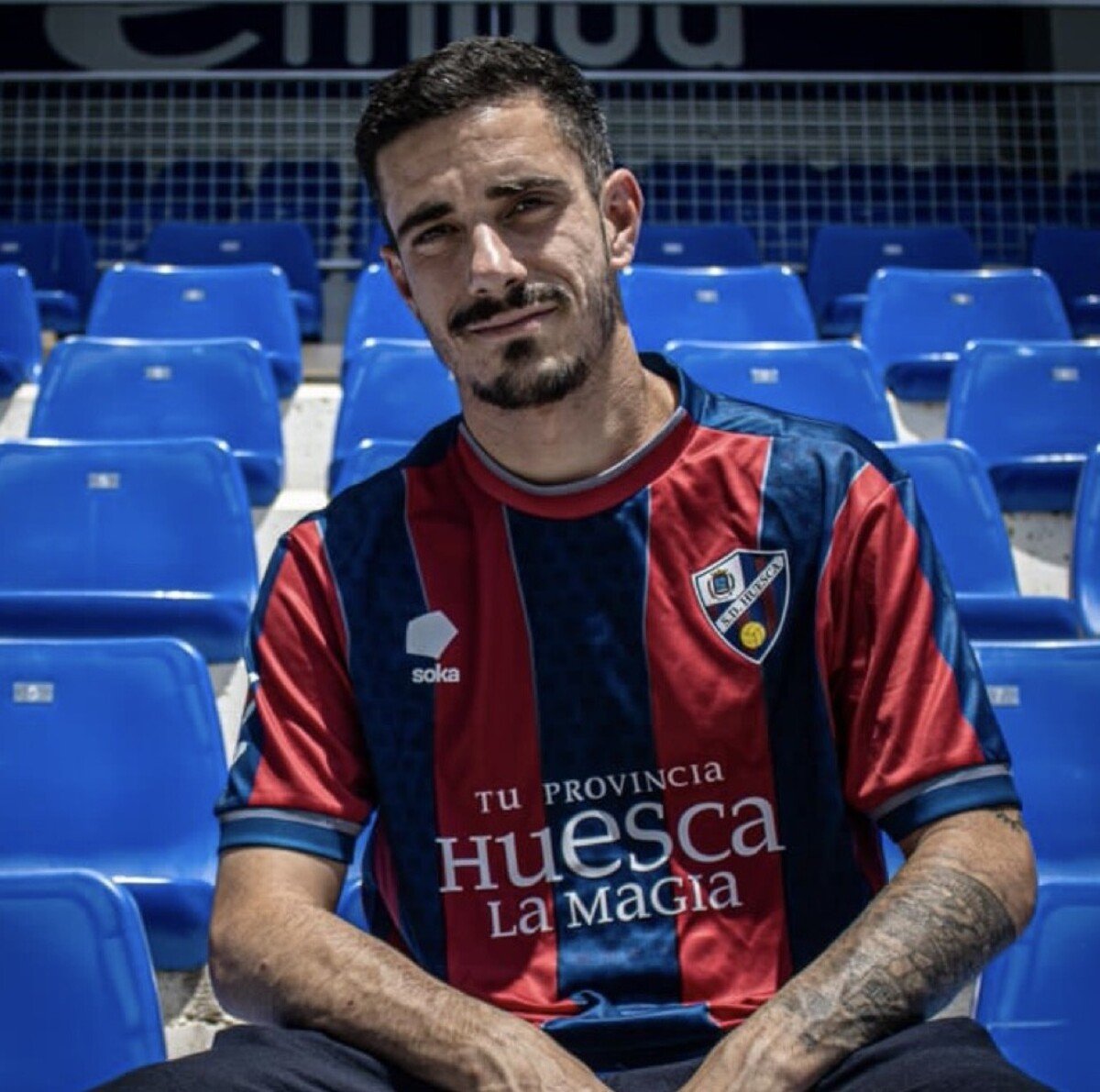 Julio Alonso posa con la camiseta del Huesca