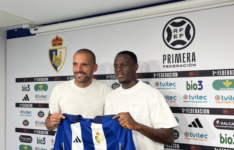 Yuri posa con Doué, el último futbolista vinculado con el Real Zaragoza (Foto X @SDP_1922)