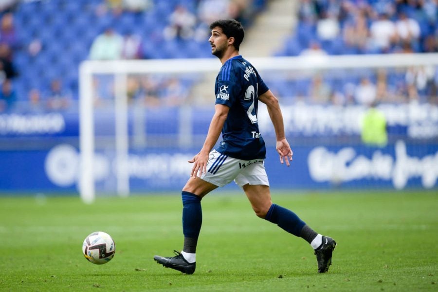 Carlos Pomares disputa un encuentro con el Real Oviedo (Foto X @RealOviedo)