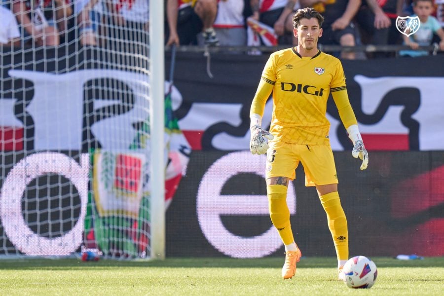 Dani Cárdenas disputa un encuentro con el Rayo Vallecano (Foto X Rayo Vallecano)