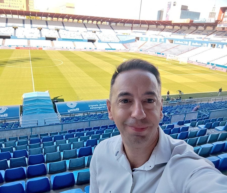 David García, speaker del Real Zaragoza, en La Romareda (Foto X @speakerzaragoza)