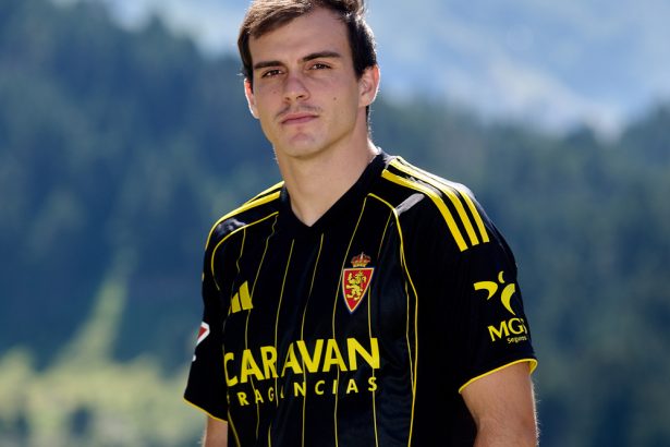 El Real Zaragoza presenta su segunda camiseta | Foto: Tino Gil / RZ