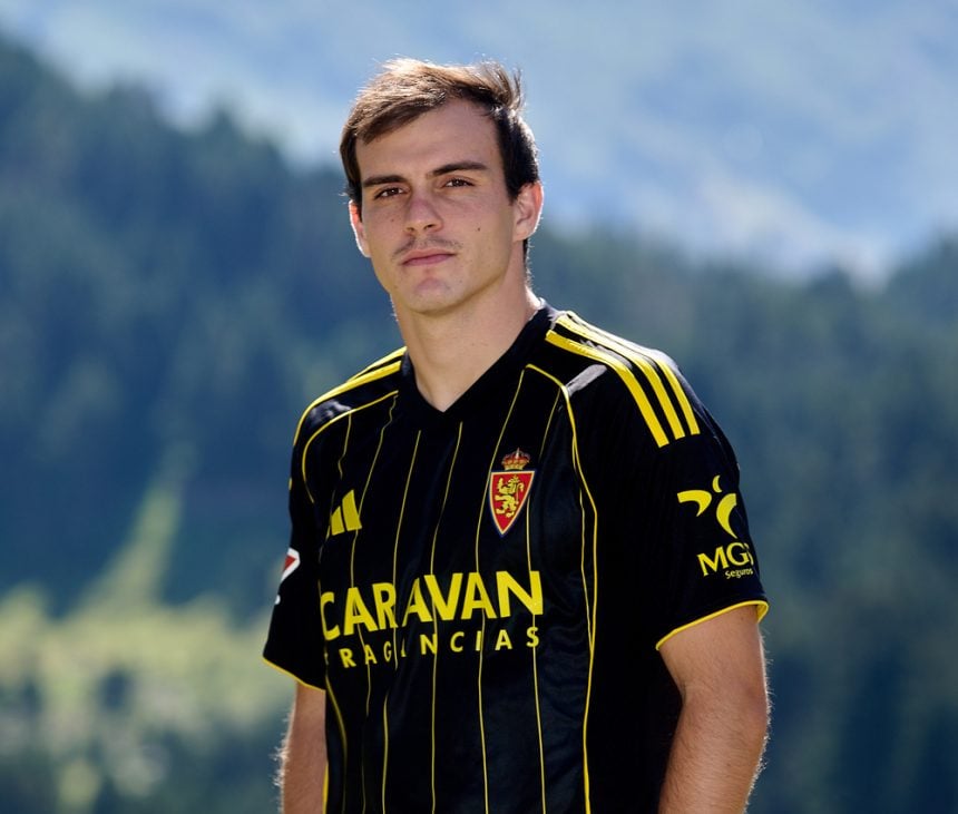 El Real Zaragoza presenta su segunda camiseta | Foto: Tino Gil / RZ