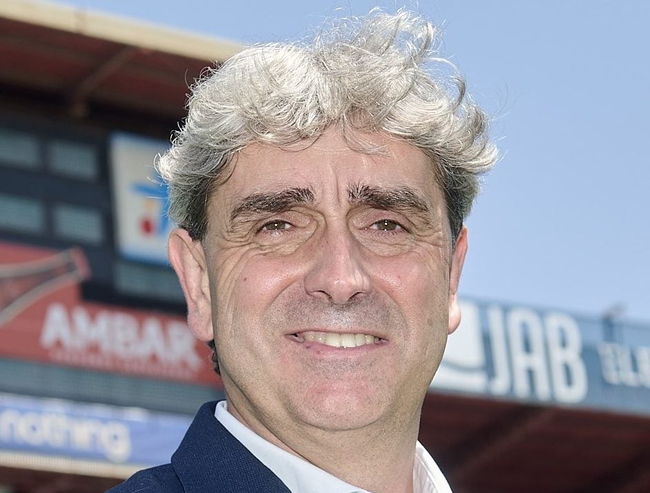 Txema Indias posa en La Romareda (Foto Tino Gil Real Zaragoza)