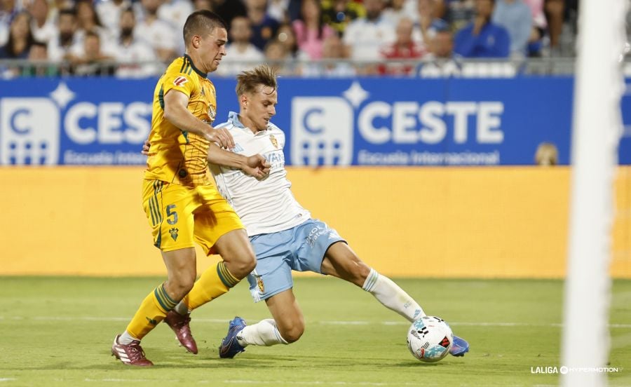 Dani Gómez pugna con Javi Moreno (Foto LALIGA)