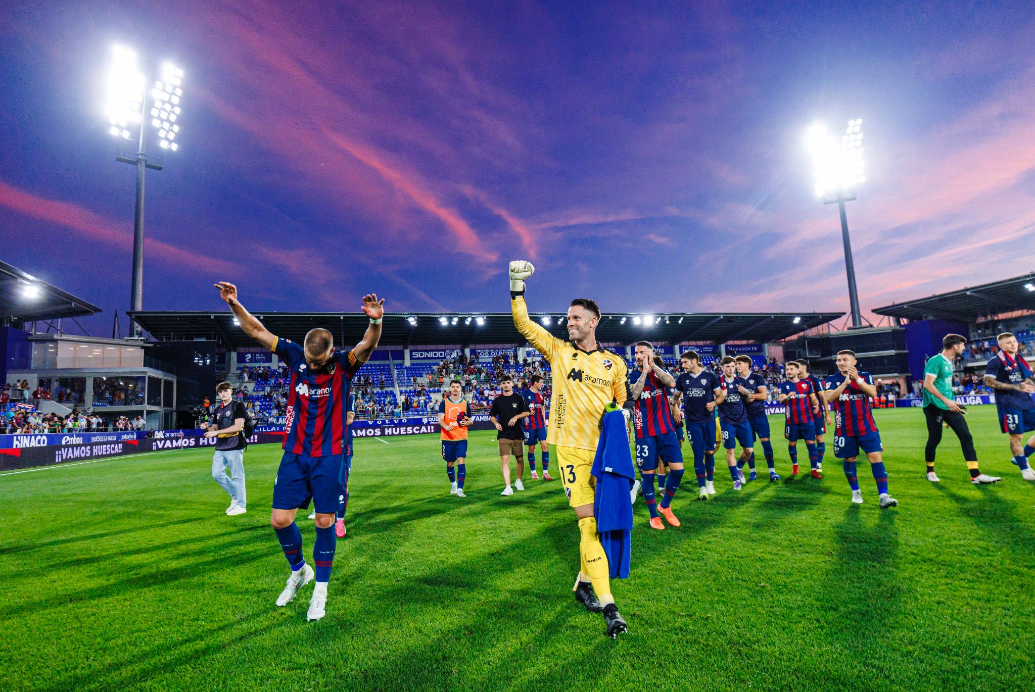 La plantilla del Huesca celebra la victoria al Málaga